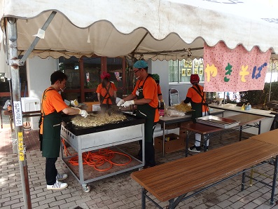 鉄板で焼きそばを焼く