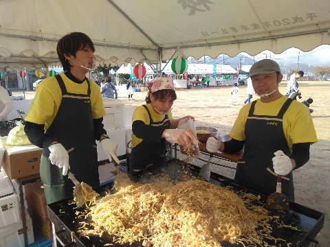 焼きそばを焼いている写真