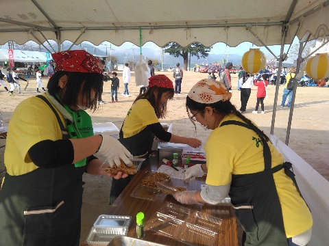 焼きそばを盛り付けている写真